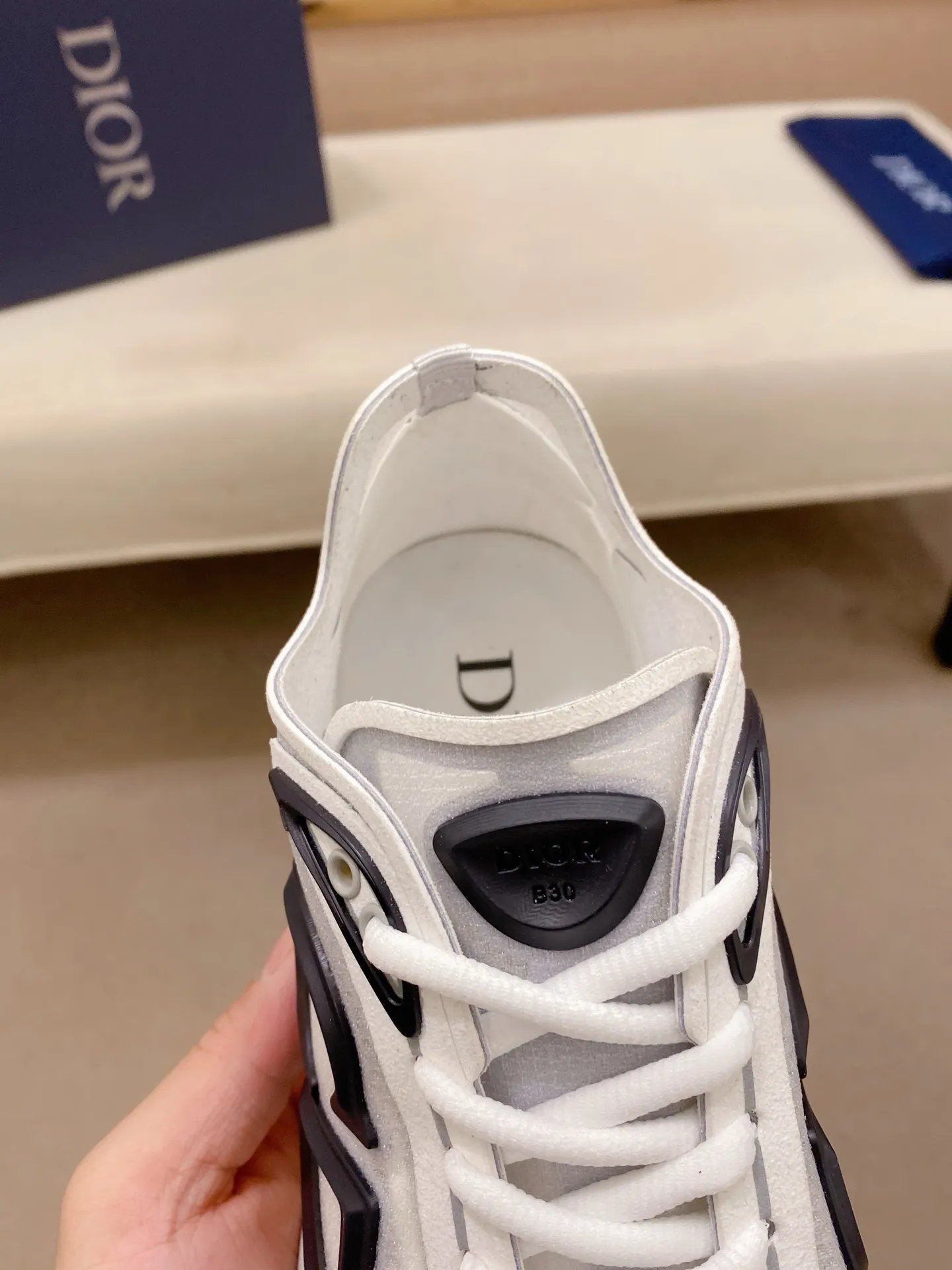 Ex-factory price: 480💰[Celebrate][Celebrate][Celebrate] Wang Junkai, the latest DIOR brand ambassador launched in 2022, brilliantly performs Dior's new B30 sneakers, using modern lines and technical fabrics to create a smart and casual style. The new sports shoes follow the trend of the retro market. The DadShoes-style tongue has the Dior logo. The B30 is made of fine-textured leather and mesh cloth. There are conspicuous letters CD on both sides of the shoe body to indicate identity. The original 1:1 replica of the top version is code number: 38-44. Can be customized45